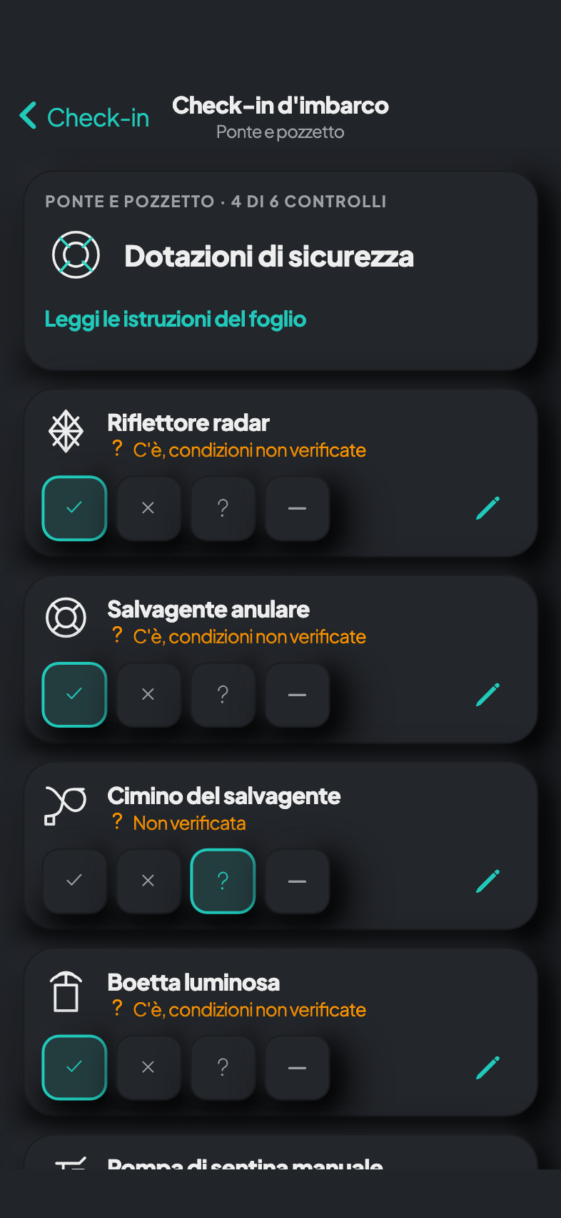 Check-in in scuro: sottovoci e risposte compatte con icone