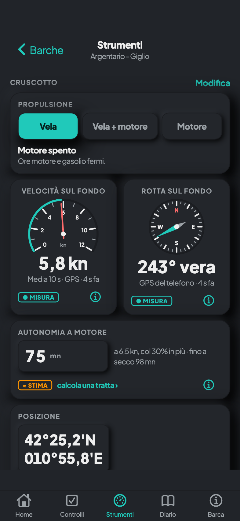 Strumenti in scuro con velocità e rotta GPS dimostrative e autonomia stimata